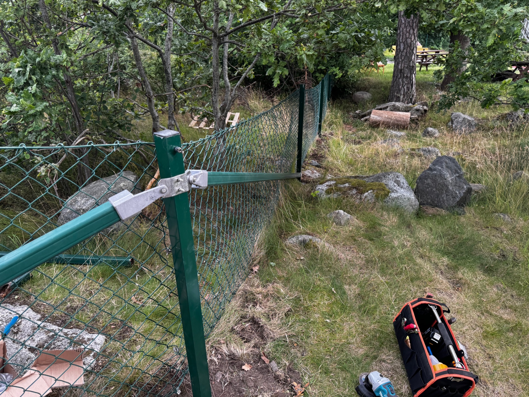 Färdigt staket med stag och uppspänt nät