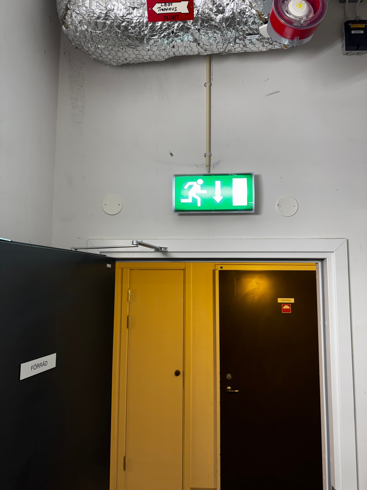 Utrymningsarmatur installerad i trapphus