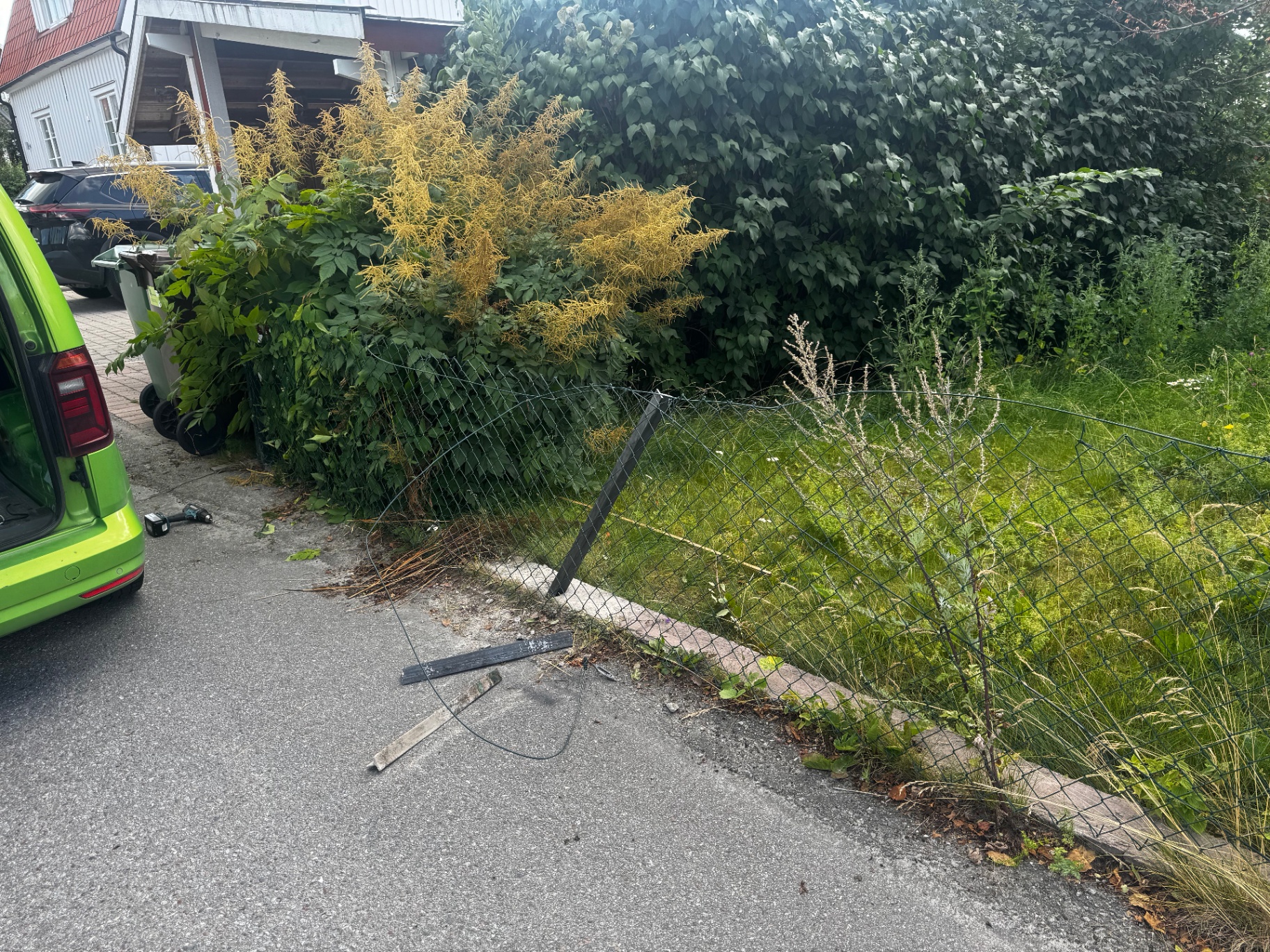 Staket kapades ned efter vattenläcka