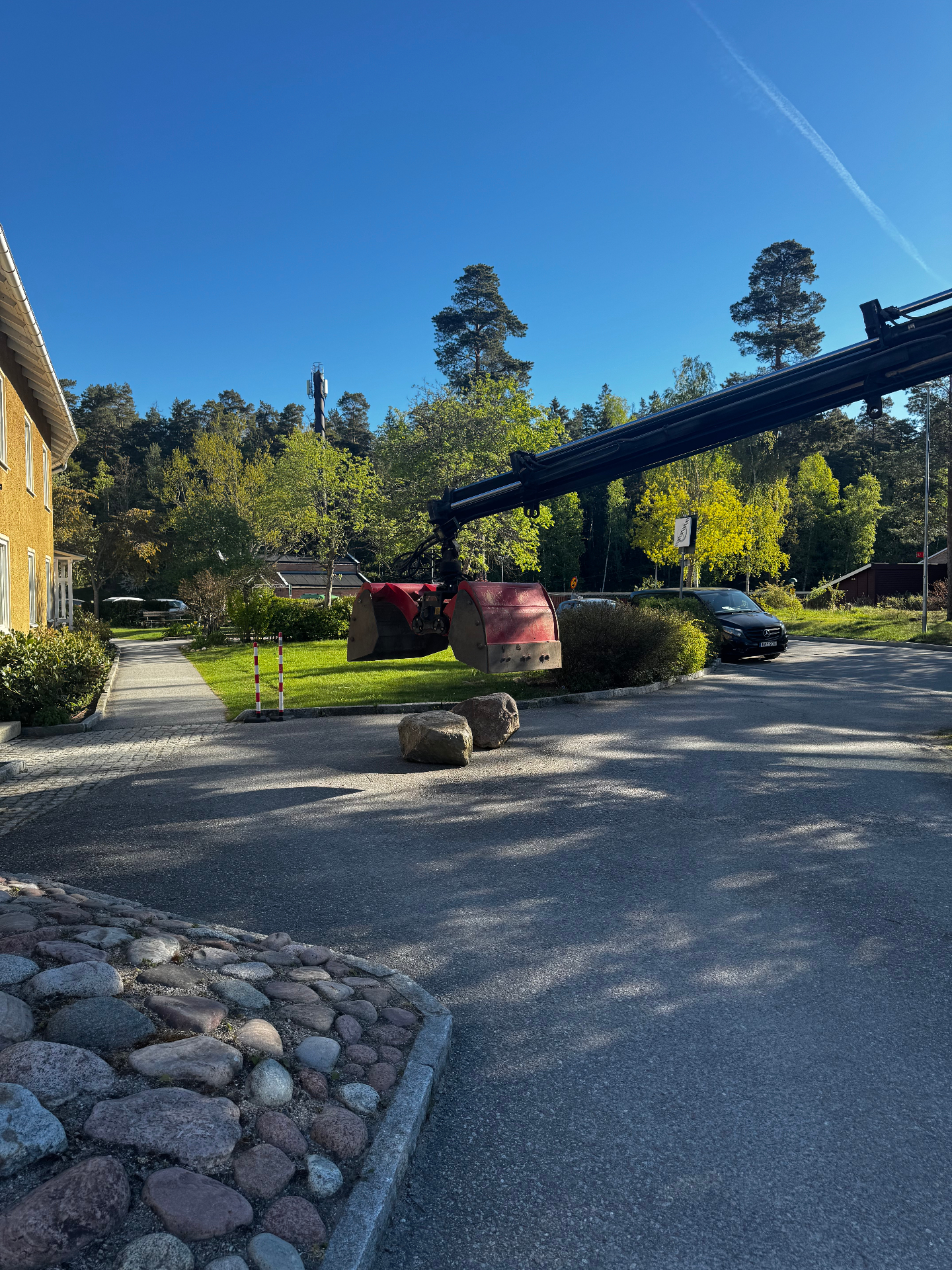Maskinlyft av stor sten vid BRF i Djursholm