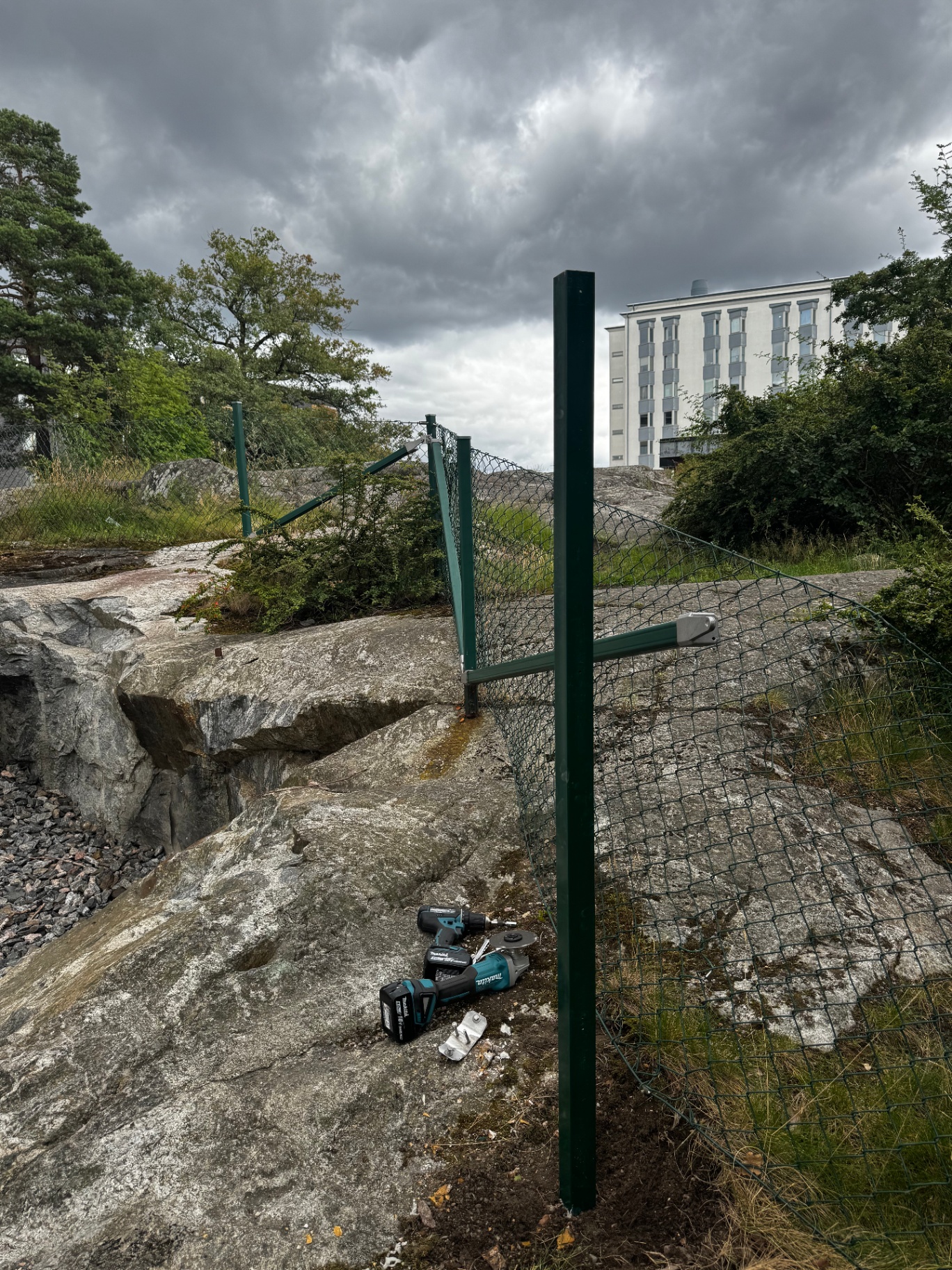 Montage av stolpe förankrad i berg